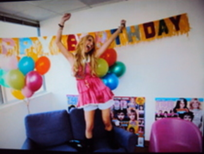 12588545_GBGMDLQTU - milley si hannah si alte vedete