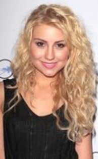 12675542_KCBEKGPYE - milley si hannah si alte vedete
