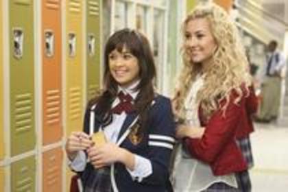 12675570_SYZPBRCUM - milley si hannah si alte vedete