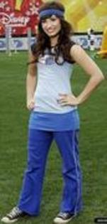 12677356_FFTNUINFV - milley si hannah si alte vedete