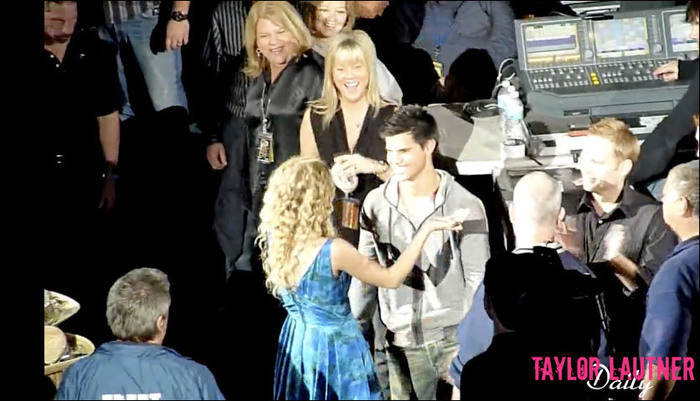 Taylor-Lautner-at-Taylor-Swift-concert-taylor-lautner-8606299-836-479 - Taylor si Taylor