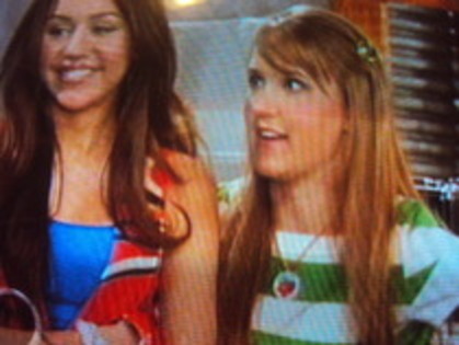 11583014_KRHYGLFUM - un episod din hannah montana