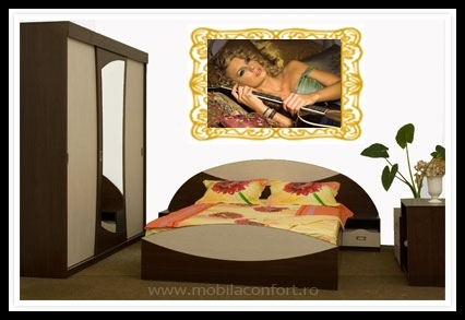 Dormitor cu tablou Taylor Swift