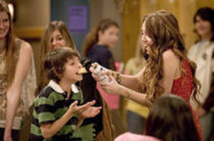 SLACHIDMFQLTYPBGROE - episoade hannah montana