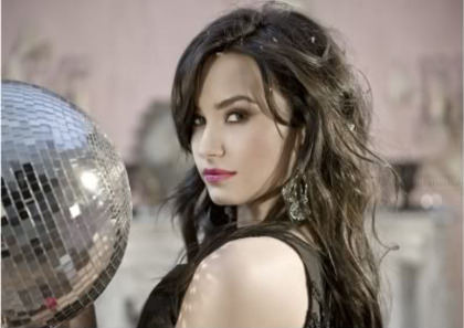 45 - Vedeta Lunii Aprilie- Demi Lovato