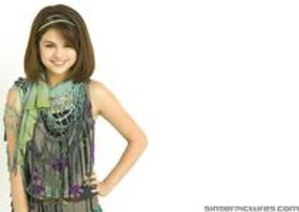 WQIHVLPYTVJKFOPEPDX - poze rare cu Selena Gomez