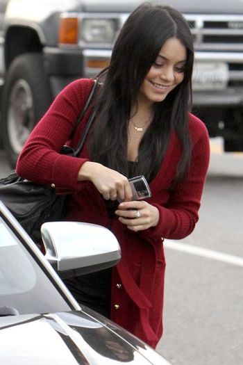 full_vanessa_hudgens_shopping_01_wenn5408712 - Toate Pozele mele din PC