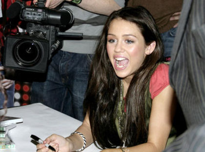 normal_017~48 - Hannah  Montana Behind the Spotlight DVD Signing in London March 27 2007-00