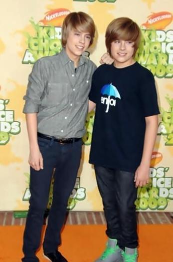 12643750_HBSPVXLXM - Zack si Cody mari