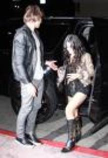 images (15) - Vanessa Hudgens si Zak Efron