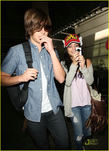 zac-efron-vanessa-hudgens-happy-hands-07 - Vanessa Hudgens si Zak Efron