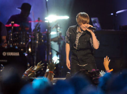 Events-2010-March-27th-Nickelodeon-s-23rd-Annual-Kids-Choice-Awards-justin-bieber-11158907-400-296 - poze justin biber