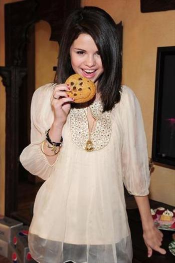 selena-gomez-christmas-cookie1 - Selena Gomez