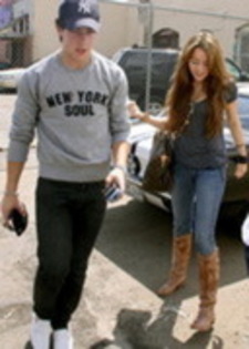 12472579_FKSNYFRNT - miley and nick