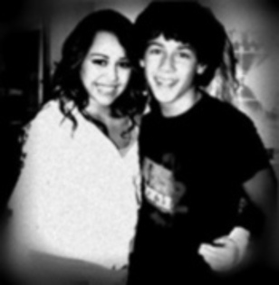 12472537_KRFLNMXLU - miley and nick