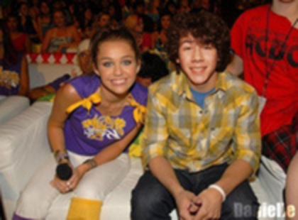 12472539_ZVVPPHIHE - miley and nick