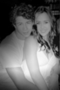 12472558_ZZXNGJJSF - miley and nick