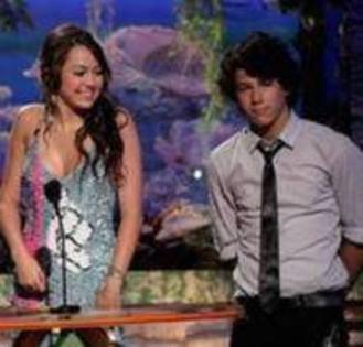 12472572_IXOIWYAAM - miley and nick