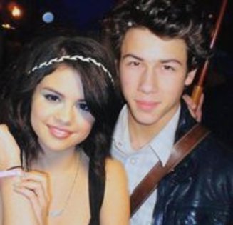 11224672_QYNEOINPB - miley si nick sau selena  si nick