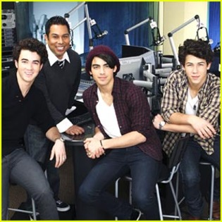 jonas-brothers-fly-with-me