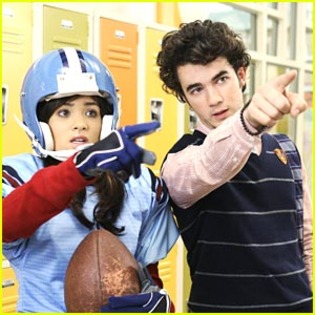 kevin-jonas-nicole-football - J O N A S