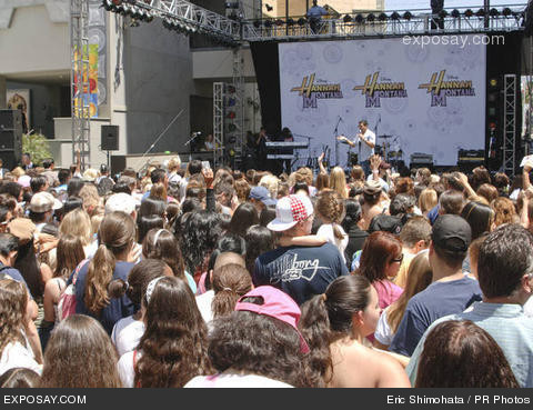 hannah-montana-and-miley-cyrus-audience-disneys-hannah-montana-meet-miley-cyrus-mini-concert-and-cd- - miley e tare love love miley hannah