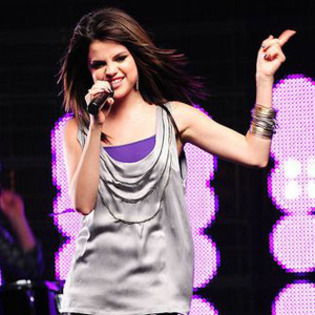  - SELENA GOMEZ FALLING DOWN