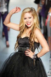 12313059_OFZCLFWBG - poze super tari cu avril lavigne