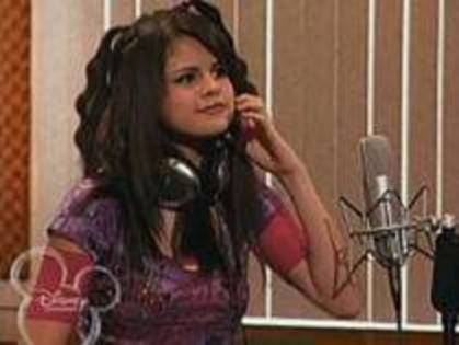 GOUMMGYBZGQPFCZIPLO - Selena Gomez in hannah montana