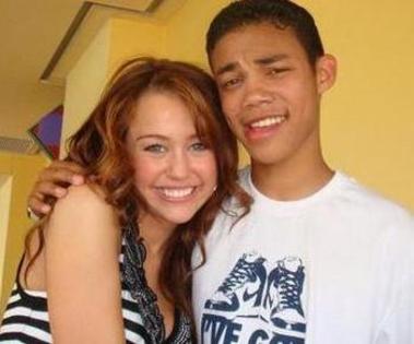 11_(lo) - Miley Cyrus With Fans00