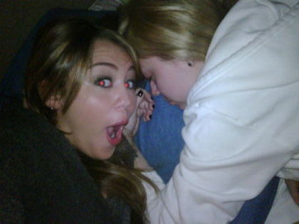 normal_4 - Miley Cyrus Twitter Pictures00
