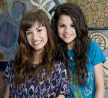 ZJNKLAGLVQRCQODUTFR - Versuri One and the same Demi Lovato si Selena Gomez