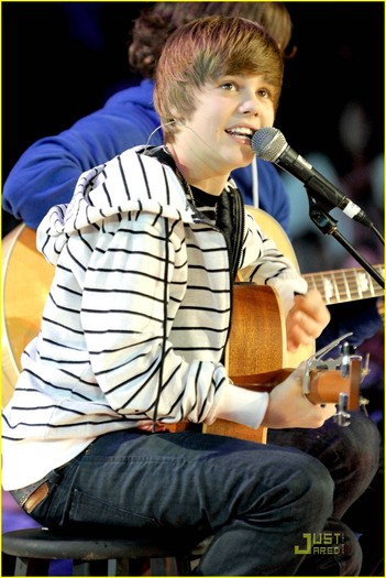 justin-bieber-we-day-04 - Justin Bieber