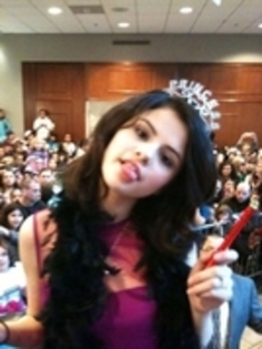 12893447_NYFNILLVX - selena cu coronita