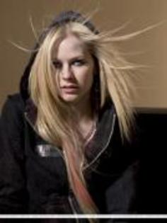 HQYDYTOBNKDYFEHJQKO - Avril Lavigne