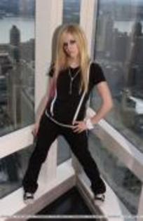 DGXSZCIXHELWBQAHNGN - Avril Lavigne