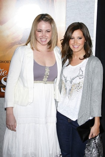 ashley-tisdale-sister-jennifer-tisdale-the-last-song-premiere-photos