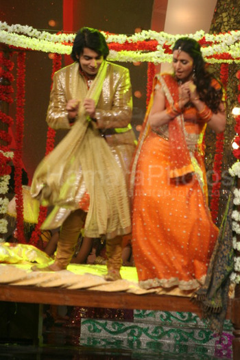 Divyanka Tripathi and Sharad Malhotra at Zee Valentine shoot at Film City on Feb 9th 2008(13)