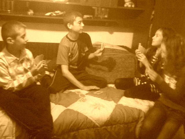 prieteni joaca carti