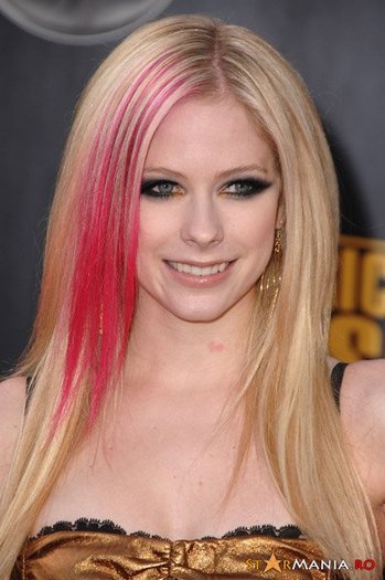a48729a837cd0242460e65cbf63849ce-avril-lavigne_116