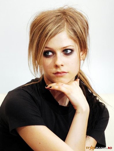 ad145d5a84db17db453345d1a4d6bc82-avril-lavigne_140