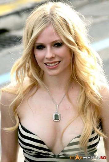 f0d961ab4b67f29e8c49f2c366572b86-avril_lavigne_6