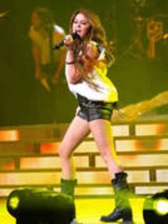 14 - Miley in concert