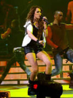 16 - Miley in concert