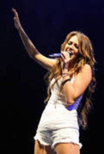 34 - Miley in concert