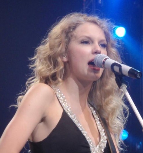 taylor-swift-oklahoma-city-24_0-530x564 - album pentru disnneystoremagazine