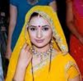 Vidya intr-un sarii galben - Poze Divyanka Tripathi