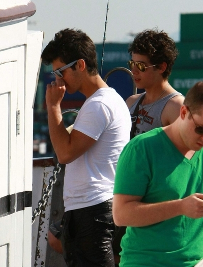 12861654_LHUEESQNG - HOT NICK JONAS ON THE STREETS OF THE CITY