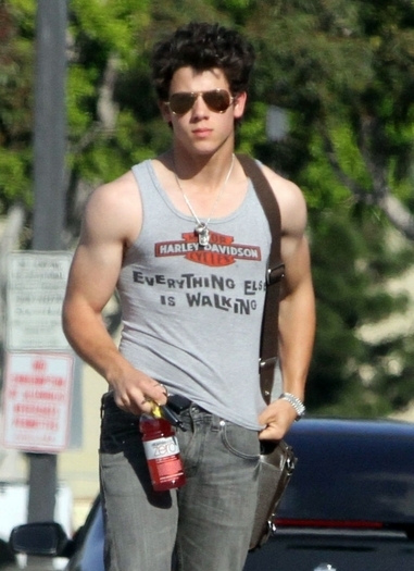 12861669_LDEELHZXL - HOT NICK JONAS ON THE STREETS OF THE CITY