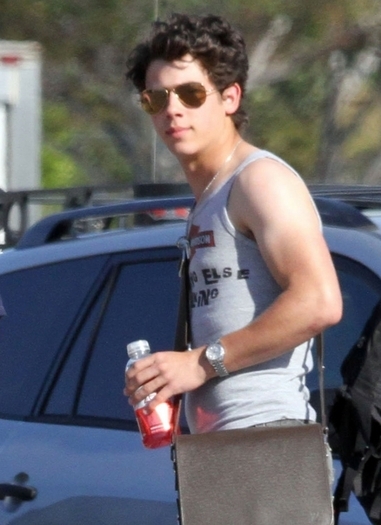 12861676_QECGPFLUR - HOT NICK JONAS ON THE STREETS OF THE CITY